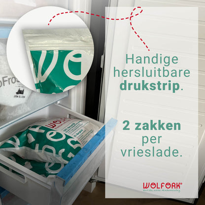 2 zakken Wolfork hondenvoeding met hersluitbare strip in een vrieslade.